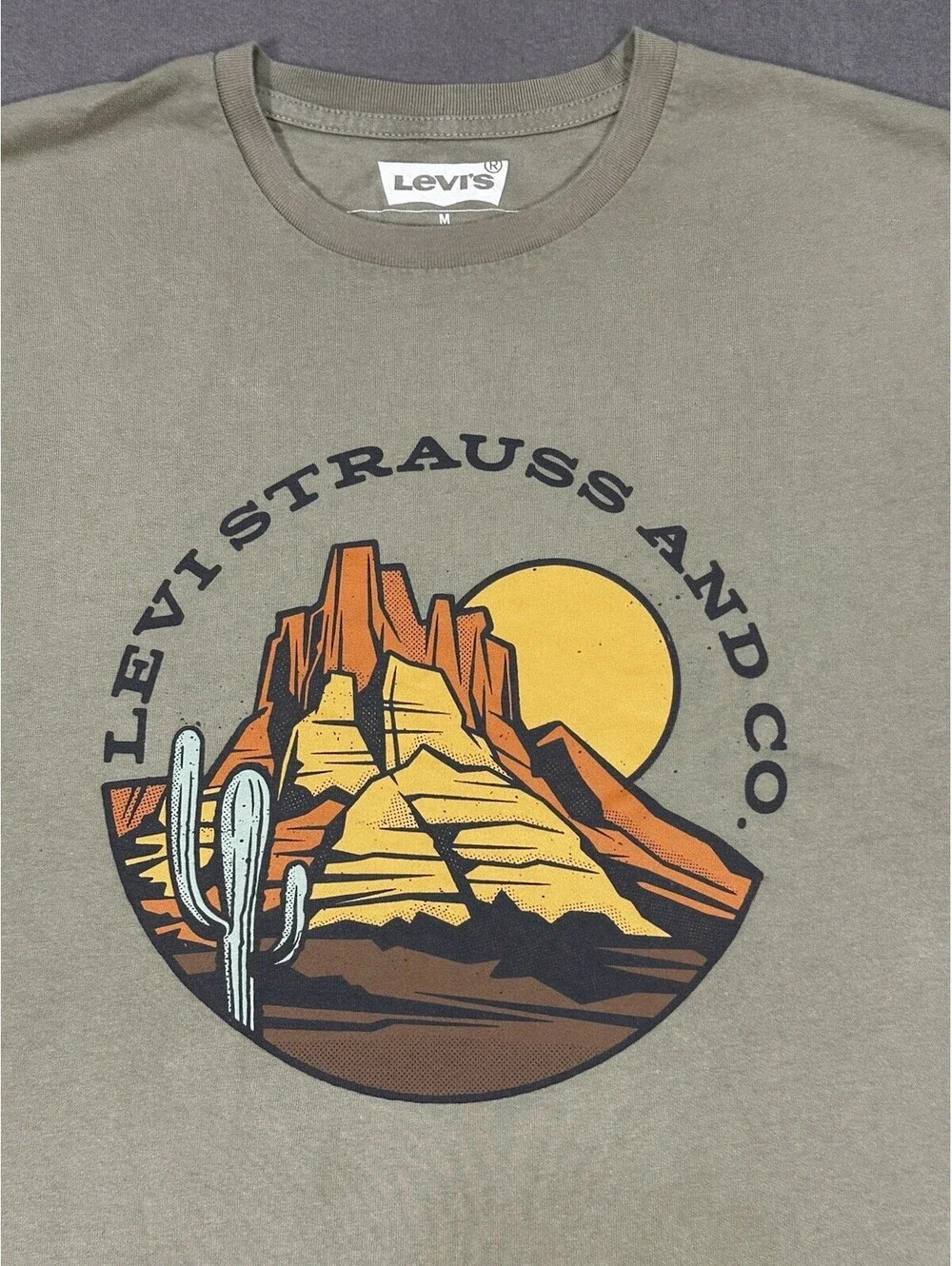Levi’s Strauss & Co Men’s Medium Graphic T-Shirt Olive Green Desert Print Cotton